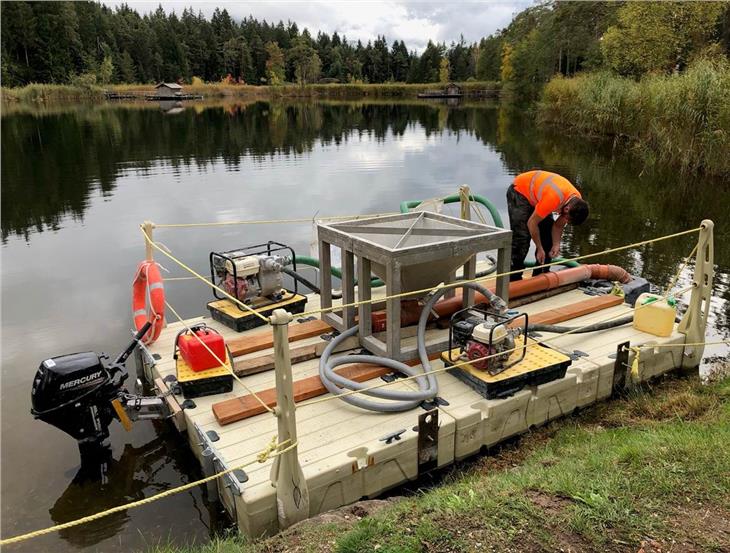 Verbesserungsarbeiten am Völser Weiher: Über den See wird eine ungefährliche Substanz gestreut, die die Phosphate bindet. (Foto: LPA/Landesagentur für Umwelt und Klimaschutz)