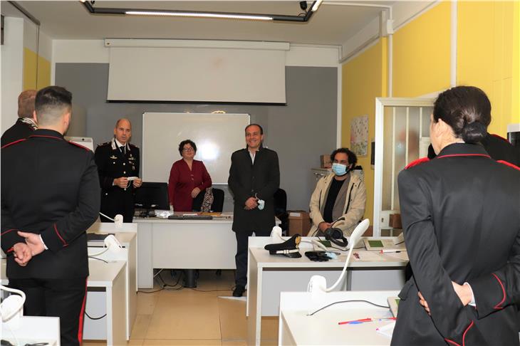 LR Giuliano Vettorato mit den Kursteilnehmern und dem Leiter des Carabinieri Regional-Kommandos Trentino-Südtirol, Brigadegeneral Marco Lorenzoni. (Foto: LPA/Thomas Laconi)