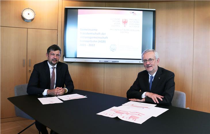 Vize-LH und LR Alfreider und Handelskammerpräsident Ebner haben sich auf ein Programm für die gemeinsame Präsidentschaft der Aktionsgemeinschaft Brennerbahn geeinigt. (Foto: LPA/Ingo Dejaco)