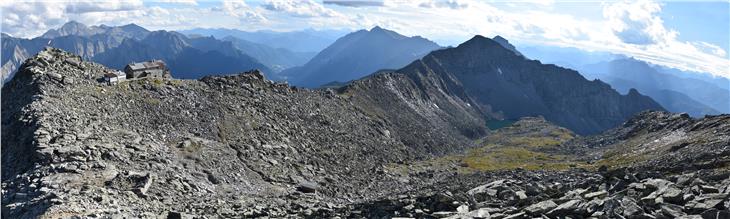 Die Europahütte, auf der Grenzlinie zwischen Italien und Österreich in den Zillertaler Alpen gelegen, ist ein Symbol für die grenzüberschreitende Zusammenarbeit im europäischen Geiste. (Foto: LPA/Landesamt für Geologie)