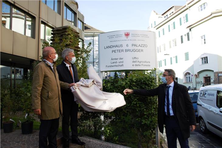 Die Enthüllung des neuen Namensschilds vor dem Landhaus 6 (Foto: LPA/Noemi Prinoth)