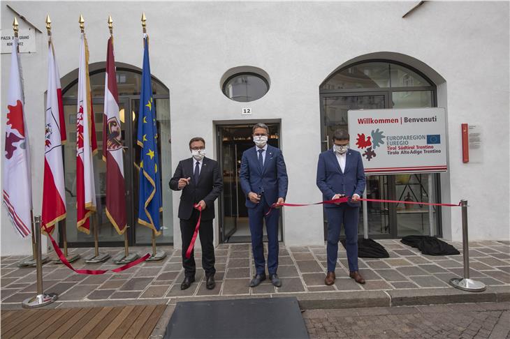 Banddurchschneidung mit den Landeshauptleuten (v.l.) Euregio-Präsident Platter, Kompatscher und Fugatti. Doch das Euregio-Büro in Bozen stärkt das Band der Europaregion Tirol-Südtirol-Trentino. (Foto: LPA/Othmar Seehauser)