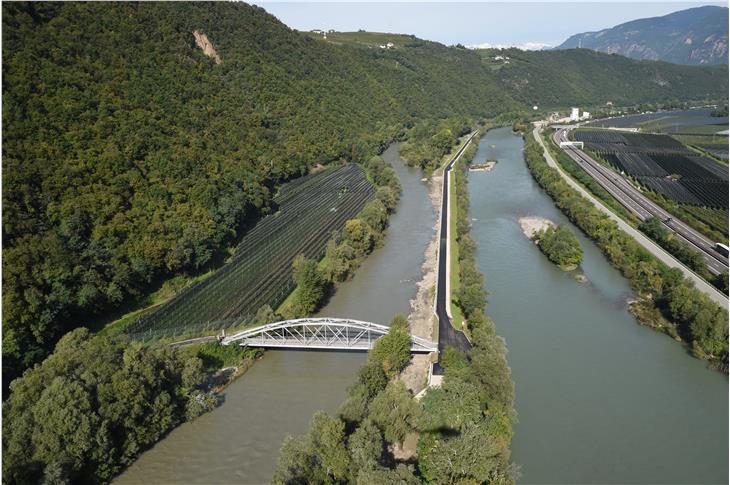 Das Amt für Wildbach- und Lawinenverbauung Süd hat die Arbeiten am Zusammenfluss von Etsch und Eisack südlich von Bozen abgeschlossen, der Radweg kann wieder befahren werden. (Foto: Agentur für Bevölkerungsschutz)