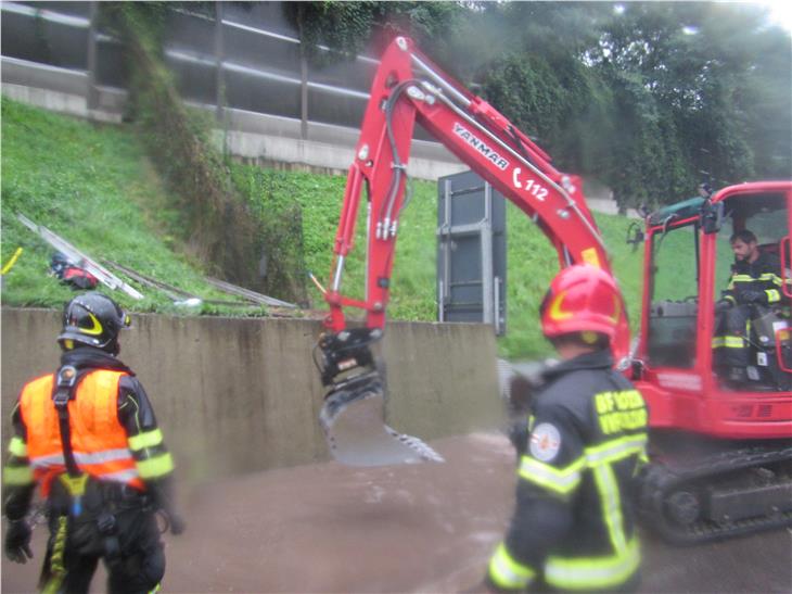 Mit schwerem Räumgerät rückte die Berufsfeuerwehr beim Hochwasser am 30. August aus. (Foto: Agentur für Bevölkerungsschutz/Berufsfeuerwehr)