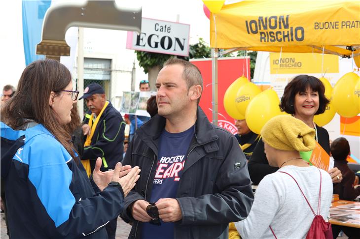 Eigenschutz entwickeln, um sich selbst helfen zu können: Information der Bevölkerung im Rahmen von "Io non rischio" vor einem Jahr auf dem Markt in Leifers. (Foto: Agentur Bevölkungsschutz/Maja Clara)