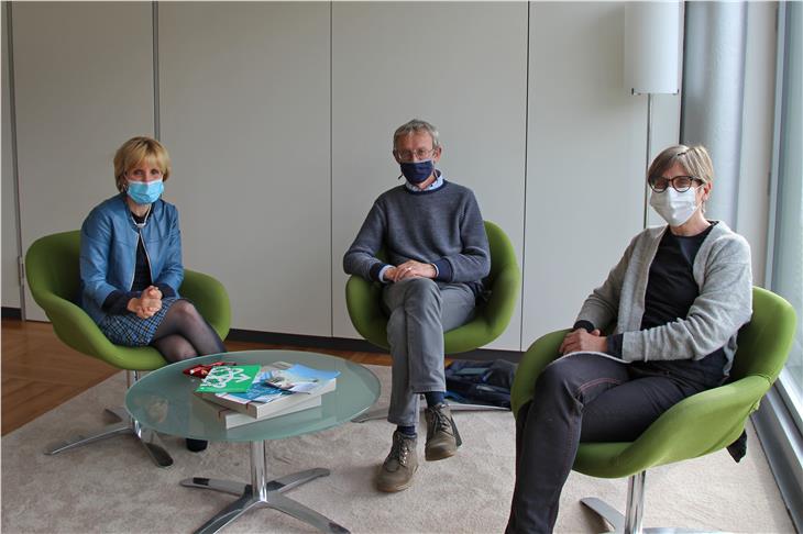 Wollen sich künftig noch besser vernetzen: LRin Deeg, Gudio Osthoff und Agnes Innerhofer (beide Caritas Hospizbewegung). (Foto: LPA/Carmen Kollmann)