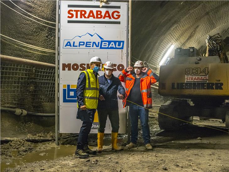 Bei der Zündung der letzten Sprengladung (v.l.): LR Daniel Alfreider, Bürgermeister Martin Ausserdorfer und der Vertreter der Baufirma Andreas Pichler. (Foto: Strabag/Jean Piccotti FOTOBERG)