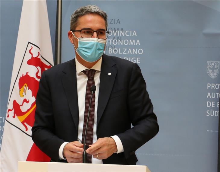 LH Kompatscher bei der heutigen (27. Oktober) Pressekonferenz: "Nutzen wir die Chance, unterbrechen wir die Infektionsketten!" (Foto: LPA/Ingo Dejaco)