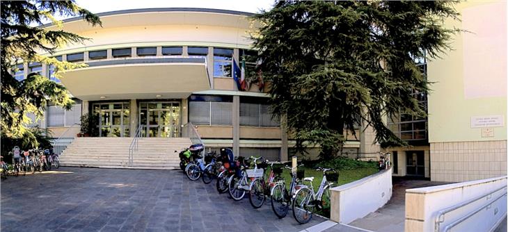 Sanitätsbetrieb und Rotes Kreuz haben heute an der italienischsprachigen Mittelschule "Alfieri" 200 Abstriche genommen. (Foto: LPA)