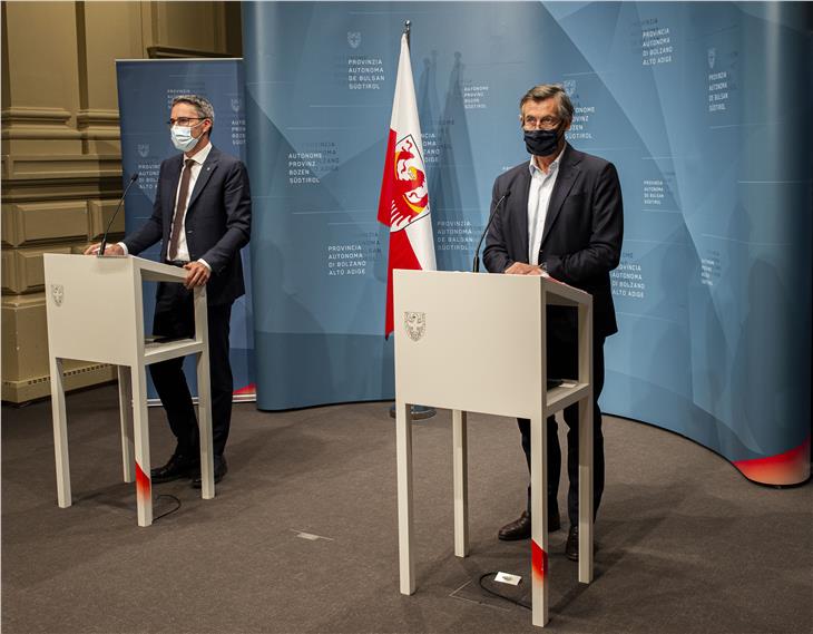 Landeshauptmann Kompatscher und Landesrat Widmann bei der heutigen virtuellen Pressekonferenz im Landhaus in Bozen. (Foto: LPA/Fabio Brucculeri)