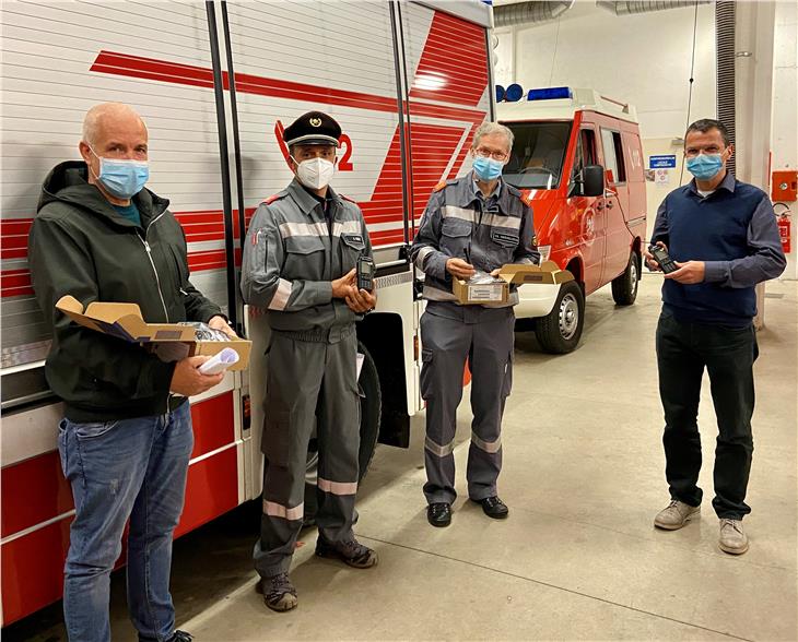 Landesfunkdienst-Koordinator Rauch (r.) mit (v.l.) Walter Oberrauch (techn. Leiter Landesfeuerwehrverband), Uwe Heinz (Bezirksfeuerwehrpräsident-Stv. Unterland), Christoph Oberhollenzer (Direktor LFV) (Foto: Landesfeuerwehrverband/Osele)