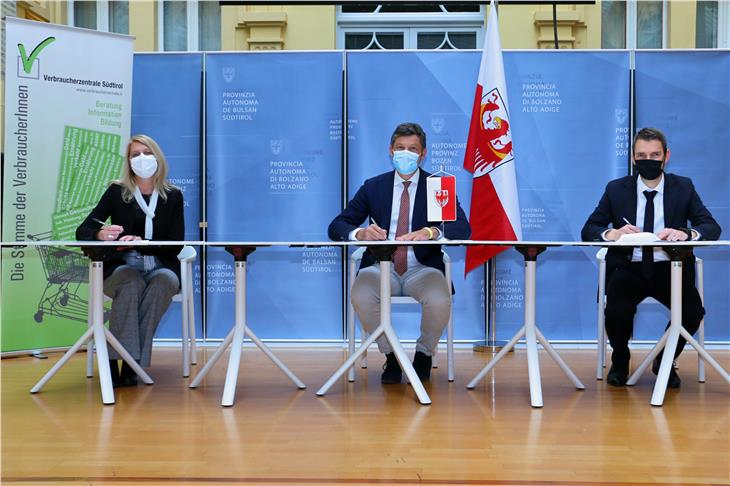 Haben die Charta für Vebraucherrechte im öffentlichen Nahverkehr gestern unterschrieben: (v.l.) Bauhofer, Alfreider und Vallazza. (Foto: LPA/Ingo Dejaco)