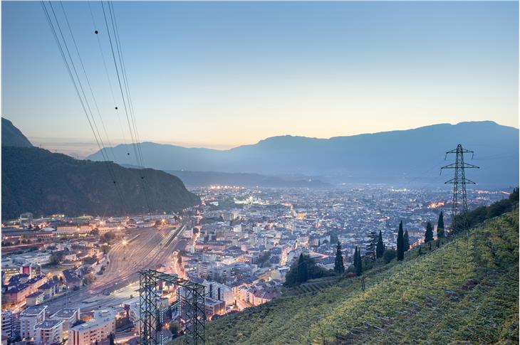 Auch die Landeshauptstadt Bozen (im Bild) zählt ab Mitternacht zu den Cluster-Gmeinden mit den zusätzlich einschränkenden Maßnahmen gegen das Coronavirus. (Foto: IDM/Clemens Zahn)