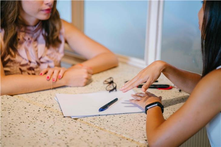 Die Patronate beraten und informieren Bürgerinnen und Bürger über unterschiedliche finanzielle Unterstützungsleistungen. Ihre Dienste werden von der Region künftig stärker gefördert. (Foto: pexels)