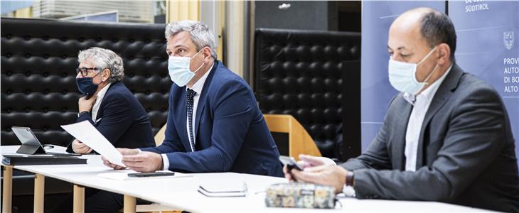 Gemeindenpräsident Schatzer, Generaldirektor Steiner und Landespersonalchef Matzneller bei der heutigen Vertragsunterzeichnung. (Foto: LPA/Fabio Brucculeri)