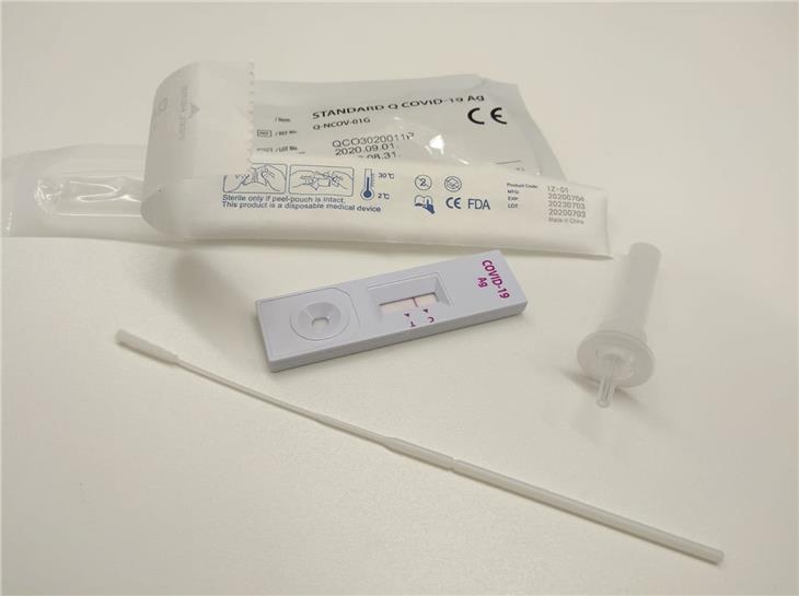 Antigen-Tests liefern in 20 Minuten Ergebnisse. Mit einem Stäbchen wird ein Abstrich in der Nase genommen. Zeigt die Testkassette zwei Streifen ist man mit dem Coronavirus infiziert. Ein Streifen bedeutet, man ist negativ.(Foto: LPA/Angelika Schrott)
