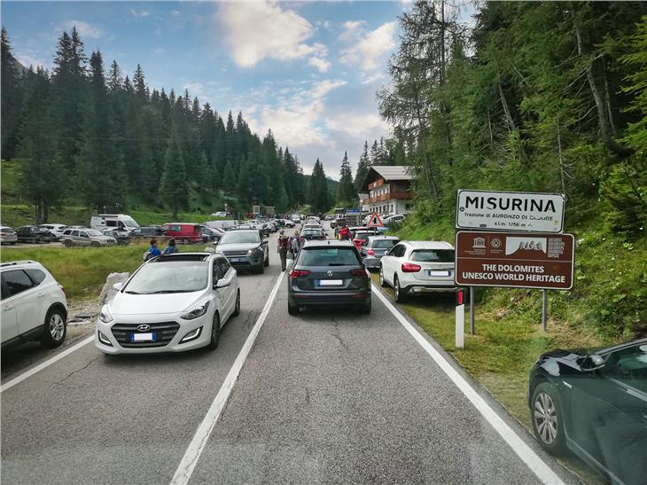 Den motorisierten Individualverkehr in Misurina zu beseitigen und den Zugang mit öffentlichen Verkehrsmitteln sowie zu Fuß und per Fahrrad zu fördern, ist eine der empfohlenen Maßnahmen. (Foto: Moreno Geremetta)