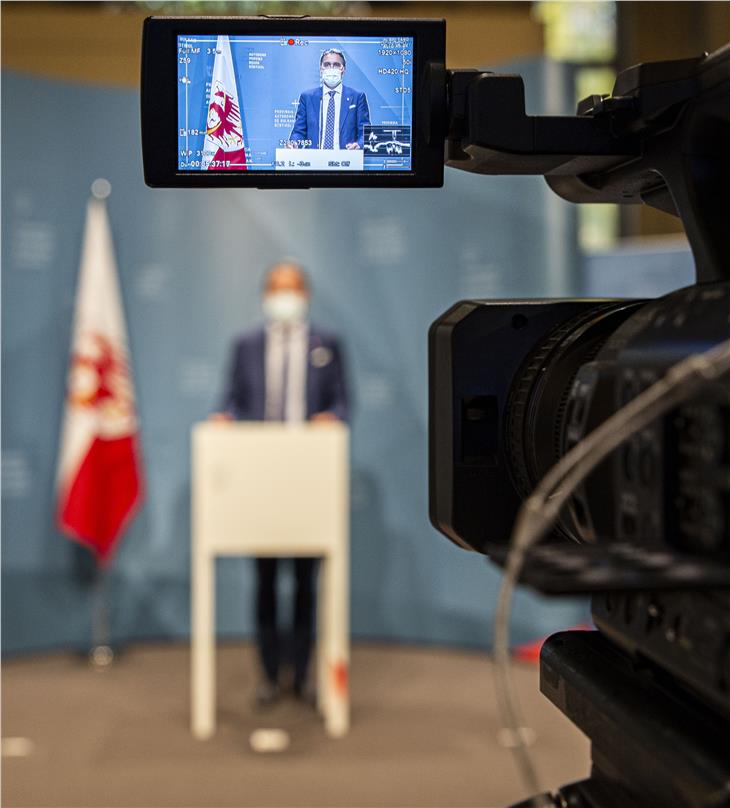 In der nächsten Woche wird die Landesregierung über die Details zur Wiederaufnahme der Covid-Hilfsmaßnahmen entscheiden, informierte LH Arno Kompatscher bei der heutigen Pressekonferenz. (Foto: LPA/Fabio Brucculeri)