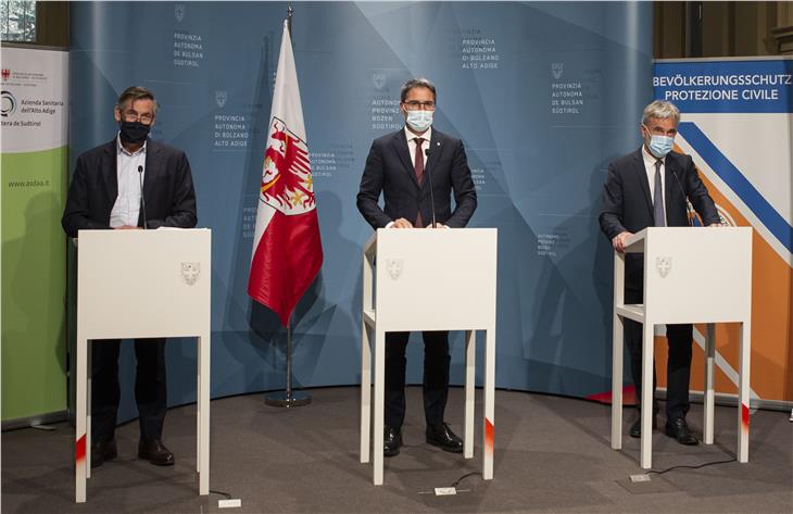 LH Kompatscher (Mitte) und die Landesräte Widmann und Schuler (r.) bei der heutigen Vorstellung der Aktion "Südtirol testet". (Foto: LPA/F. Brucculeri)