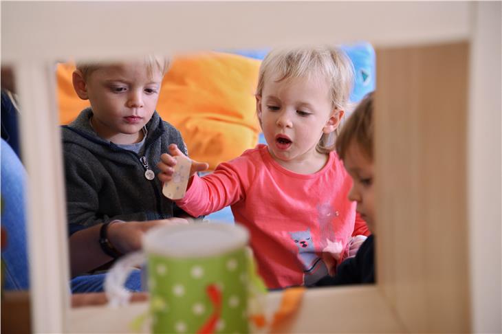 Landesrätin Waltraud Deeg spricht sich für einen möglichst schnellen Übergang in den Präsenzdienst in den Kleinkindbetreuungen aus. (Foto: LPA/Greta Stuefer)