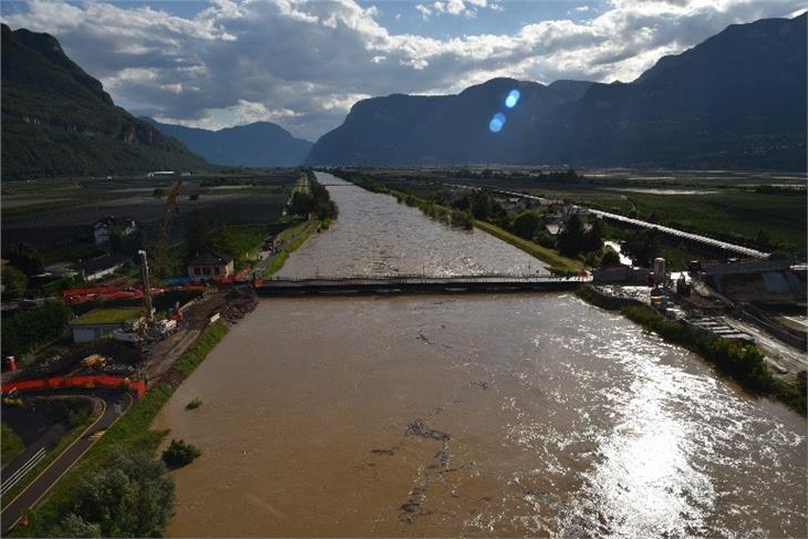 Situation bei der Brücke über die Etsch in Neumarkt am 30./31. August dieses Jahres; diese Brücke wird nun durch eine neue ersetzt. (Foto: Agentur für Bevölkerungsschutz)