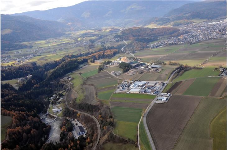 RIENZact, Flussraummanagementplan für den Hochwasserschutz und die nachhaltige Gestaltung und Entwicklung des Flussraumes; im Bild mit Blick auf Percha und Bruneck (Foto: Amt Wildbachverbauung Ost)