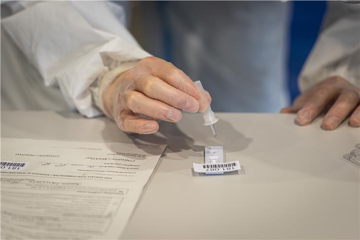 Mit der Genehmigung des ersten Teilvertrags für das Gesundheitspersonal hat die Landesregierung grünes Licht für die Corona-Prämie gegeben. (Foto: LPA/Corrà)