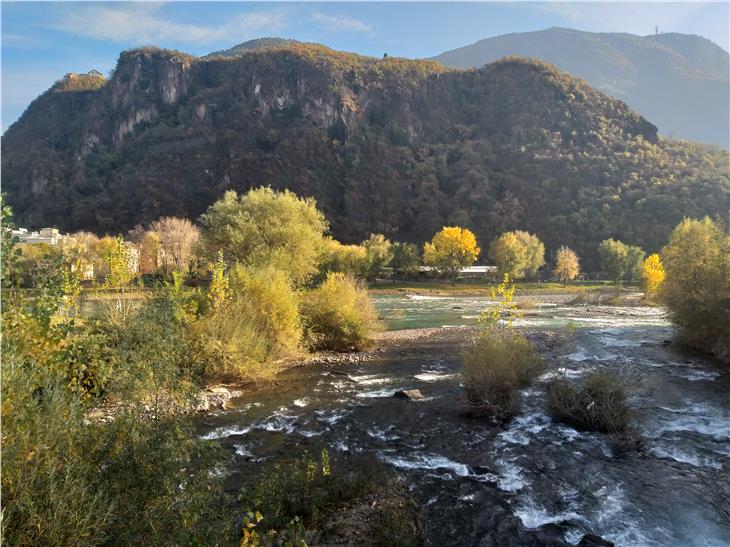 Im Fluss: Momentaufnahme des Wetters in diesem Monat in Bozen, im Bild die Talfer am Zusammenfluss mit dem Eisack am 15. November 2020 (Foto: LPA/Maja Clara)