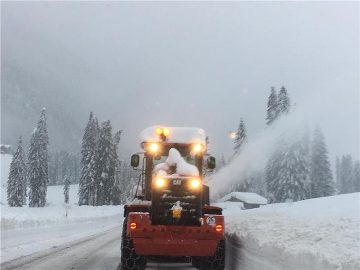 Die Berufsfeuerwehr beseitigte heute mit der Schneefräse Schneemassen in St. Walburg im Ultental. (Foto: Berufsfeuerwehr Bozen)