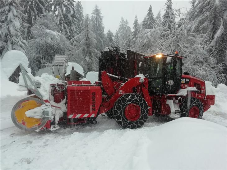 Die Berufsfeuerwehr Bozen unterstützte heute die Kollegen der Freiwilligen Feuerwehren im Ultental mit dieser Schneefräse. (Foto: Berufsfeuerwehr)