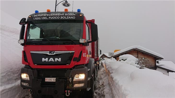 Diesen Notstromgenerator der Berufsfeuerwehr hat gestern die Energieverteilergesellschaft Edyna für die Stromversorgung von Tall in der Gemeinde Schenna angefordert. (Foto: Berufsfeuerwehr)