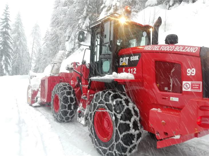 Die Berufsfeuerwehr hat mit ihrer Schneefräse zur Räumung der Straßen im Ultental beigetragen. (Foto: Berufsfeuerwehr Bozen)