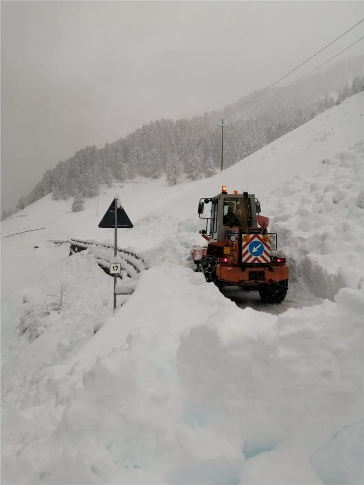 Große Schneemassen galt es auch heute zu beseitigen, im Bild der Landesstraßendienst bei der Arbeit in Schnals. (Foto: Landesstraßendienst)