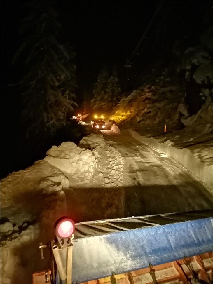 Auch in den Nachtstunden ist der Landesstraßendienst mit voller Kraft im Einsatz, um die Straßen in Südtirol wieder frei zu bekommen, im Bild im Schnalstal. (Foto: Landesstraßendienst)