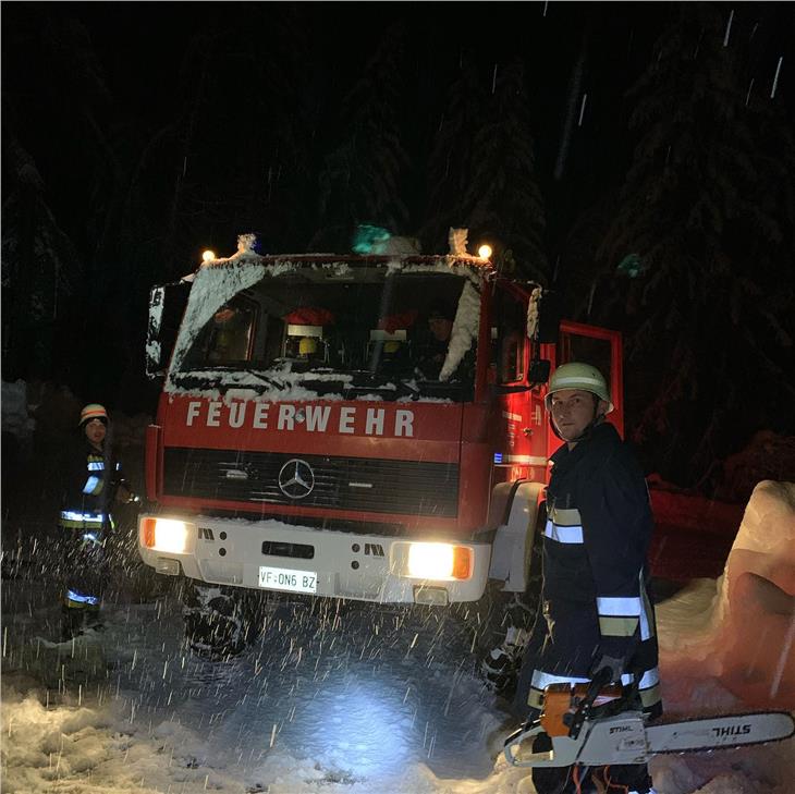 150 Feuerwehrleute von 13 Freiwilligen Feuerwehren wurden in der Nacht zu rund 20 Einsätzen gerufen, im Bild in Sand in Taufers. (Foto: Landesverband der Freiwilligen Feuerwehren Südtirols)