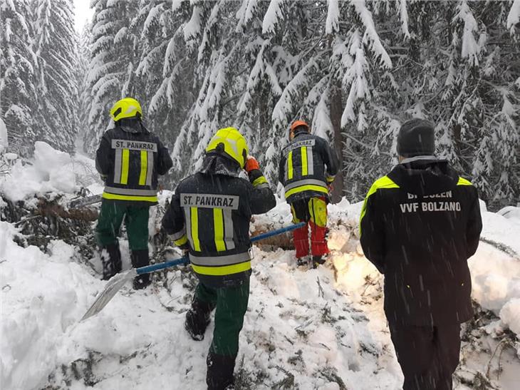 Landesweit waren die Mitglieder der Freiwilligen Feuerwehren mit Einsätzen befasst; im Bild heute in St. Pankraz. (Foto: Landesfeuerwehrverband)