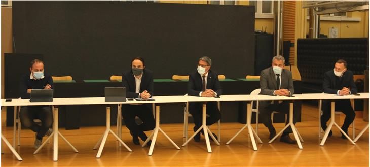 v.l. LR Vettorato, LR Achammer, LH Kompatscher, GD Steiner und der Abteilungsdirektor für die Ladinische Schule, Matthias Stuflesser (Foto: LPA/jw)