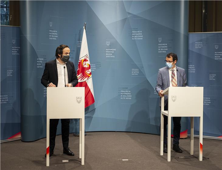 Den Südtiroler Arbeitsmarkt genauestens im Blick: LR Philipp Achammer (l.) und Abteilungsdirektor Stefan Luther bei der heutigen Pressekonferenz zur Entwicklung der Arbeitsmarktdaten. (Foto: LPA/Fabio Brucculeri)