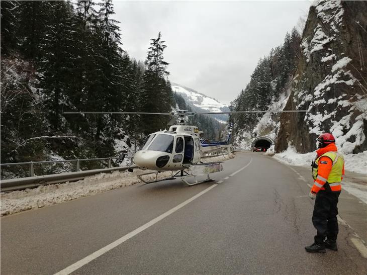 Auch mittels der Hilfe eines Hubschrauberfluges haben die Verantwortlichen die Sicherung der Gefahrenstelle inspiziert. (Foto: LPA/Straßendienst)