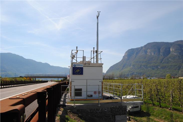 Luftmessstation entlang der Brennerautobahn in Neumarkt: Während des Lockdowns sind die Kohlendioxid-Emissionen um zwei Drittel, die Stickstoffdioxid-Emissionen um die Hälfte gesunken.  (Foto: LPA/Landesumweltagentur)