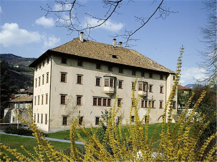 Das Landesdenkmalamt hat seinen Sitz im Ansitz Rottenbuch in Bozen. (Foto: LPA)