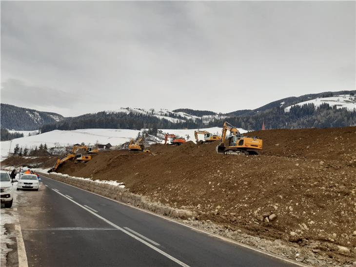 In Percha wird mit 7 Bagger auf Hochtouren gearbeitet, damit die Straße in Kürze wieder zweispurig befahrbar sein wird (Foto: LPA/Straßendienst)