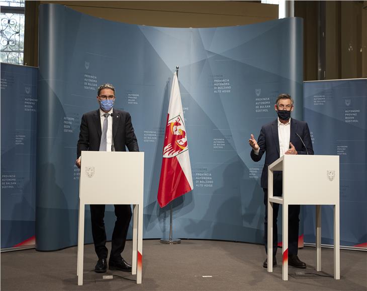 Landesrat Widmann (rechts) hat heute gemeinsam mit Landeshautpmann Kompatscher (links) die wichtigsten Beschlüsse der Landesregierung vorgestellt. (Foto: LPA/Fabio Brucculeri)