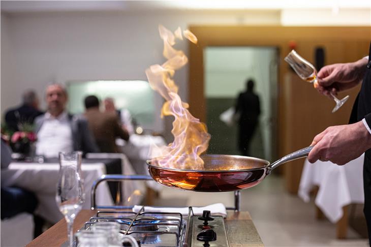 Sechs Frauen und zwei Männer haben den Meisterkurs abgeschlossen und dürfen sich nun Restaurant- und Barmeister nennen. (Foto: Thomas Zelger)