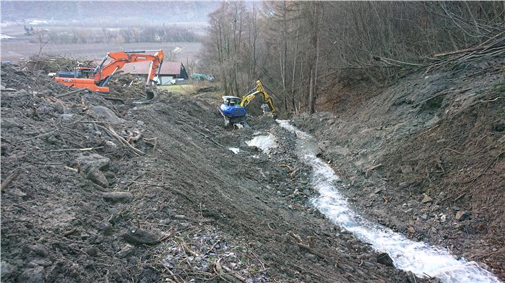 Im Auftrag des Amtes für Wildbachverbauung West wurde das Bachbett des Melserbaches von rund 1500 Kubikmeter Material geräumt und die Hofstelle gesichert. (Foto: LPA/Amt Wildbachverbauung West)