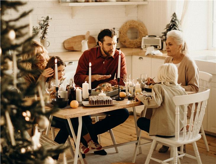 Im engsten Familienkreis (Großeltern, Eltern bzw. Lebenspartner und Kinder) zu feiern, ist erlaubt. (Foto: Pexels)