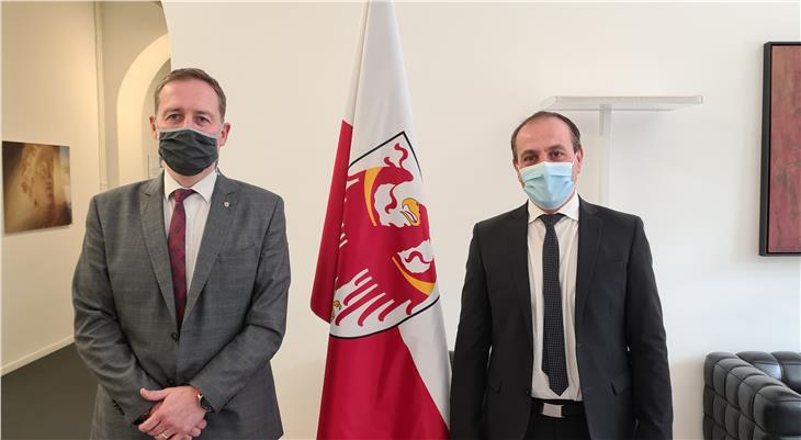 "Mit dem Vorhaben kommen wir der Meraner Bevölkerung entgegen, die sich seit Jahren für eine neue italienische Musikschule einsetzt", betonen die Landesräte Massimo Bessone (l.) und Giuliano Vettorato. (Foto: LPA/Anna Pitarelli)