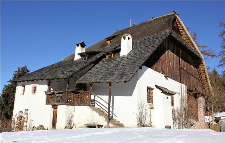 "Plattnerhöfl" in Wolfsgruben am Ritten: Der größte Anteil der 2020 gewährten Landschaftspflegebeiträge betrifft traditionelle Schindeldächer. (Foto: LPA/Horand Maier)