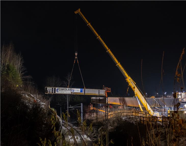 Brückenschlag für die neue Einfahrt ins Gadertal: Die zukünftige Brücke wird über die Bahnlinie und über die Rienz gespannt. (Foto: LPA/Bernd Griessmair)