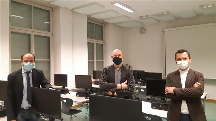 Sehen die neue Ausbildung als gute Vorbereitung auf den modernen Arbeitsmarkt: (v.l.) LR Vettorato, Pedevilla und Gullotta in der Schule "De' Medici". (Foto: LPA/Thomas Laconi)